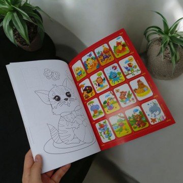 Фото1.Книжка-розмальовка з наклейками 