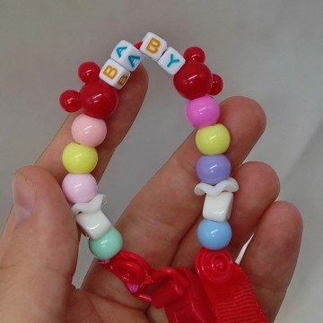 Фото1.Кліпса для пустушки з бусинами (червона)