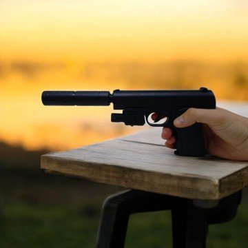 Фото1.Пістолет з глушником, лазерним прицілом і кульками