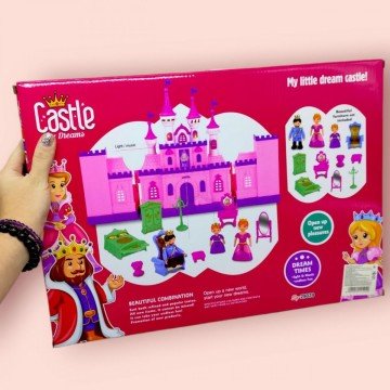 Фото1.Замок з ляльками-персонажами та меблями (музика, світло)