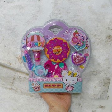 Фото1.Набір косметики на блістері J-627 р.24,5*24см