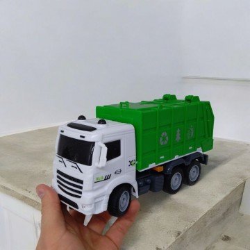 Фото1.Комунальна машина на радіокеруванні, сміттєвоз