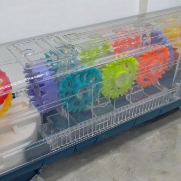 Фото1.Потяг на батарейках, кольорові шестерні, світло і звук