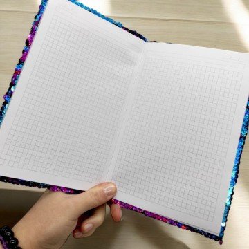 Фото2.Блокнот у твердій обкладинці з паєтками (80 арк; формат А5) клітинка, з зірочками