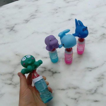 Фото1.Мильні бульбашки з гумовою фігурокою - Кит