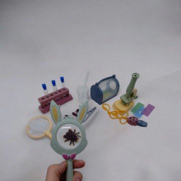 Фото1.Набір дослідів (мікроскоп, лупа, сачок, пінцет, моделі комах, пробірки) в коробці