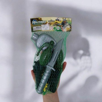 Фото1.Іграшкова зброя - пістолет, 2 гранати, рация, бінокль,  фляга, ніж, пульки, у сітці