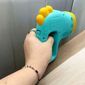 Фото1.Пістолет з мильними бульбашками 