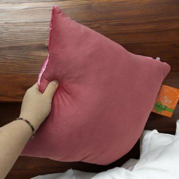 Фото1.М'яка подушка з паєтками 