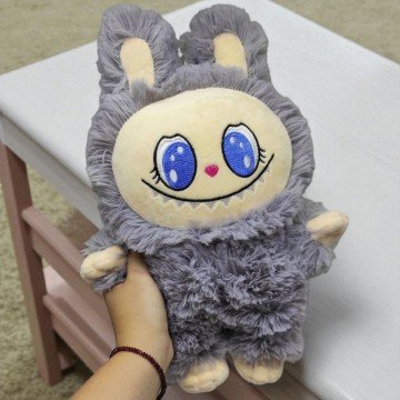 Фото1.МʼЯКА ІГРАШКА ЛАБУБУ, 42 см (МОЛОЧНА)