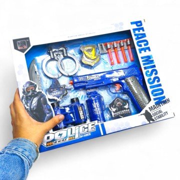 Фото1.Військовий набір (пістолет, ніж, наручники, бінокль, димова граната, значки)