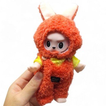 Фото1.Іграшка-персонаж у костюмі 