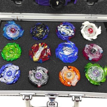 Фото1.Набір бейблейдів у валізі