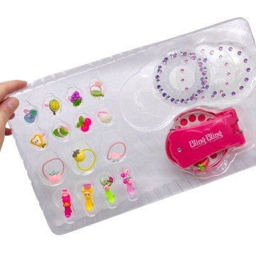 Фото1.Набір прикрас (інструмент для зачісок, стрази, блискітки, резинки для волосся, прикраси) в коробці