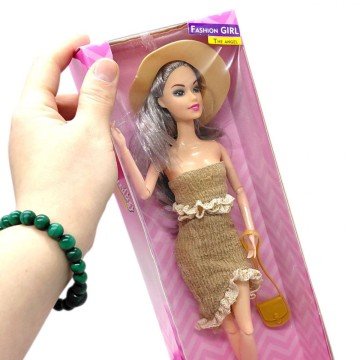 Фото1.Лялька, типу барбі, в стильному одязі (БЕЖЕВА СУКНЯ)