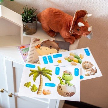 Фото3.Зростомір та наліпки в дитячу кімнату