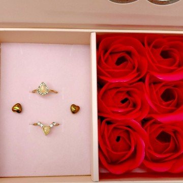 Фото2.Набір прикрас, магнітна застібка, 2 каблучки, сережки, бутони троянди, листівка, паперовий пакет, в 