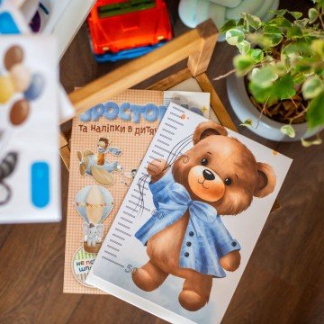 Фото4.Зростомір та наліпки в дитячу кімнату